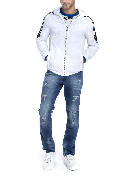 Model wearing white zip up fleece with blue jeans.